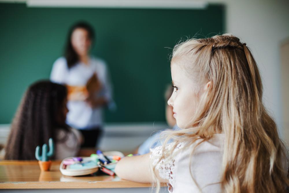 Pourquoi la Suède remplace les tablettes par des manuels scolaires : un retour aux sources de l’éducation - econotes™